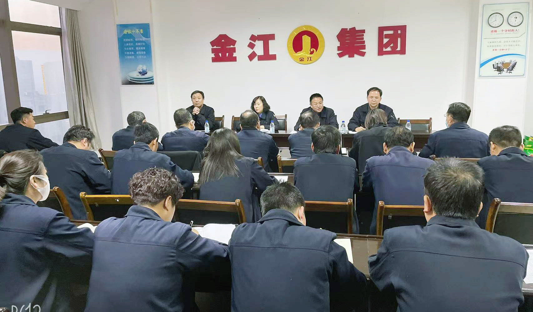1.18由集團(tuán)張總主持召開2021年第三、四季度崗位標(biāo)兵表彰會(huì),2022年1月份突破營銷瓶頸會(huì)及本月學(xué)習(xí)培訓(xùn)會(huì).jpg